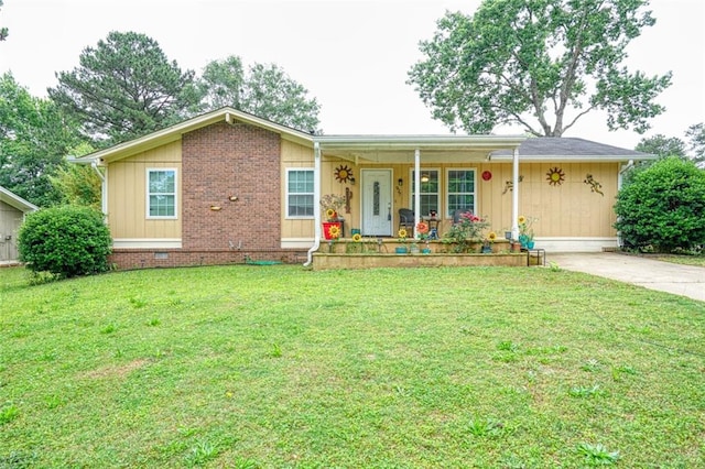 ranch-style home with a front lawn and covered porch