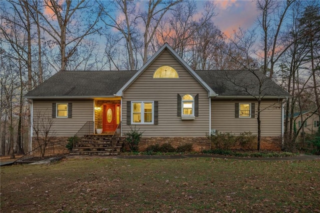 view of front of property featuring a lawn