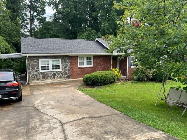 view of front of property with a front yard