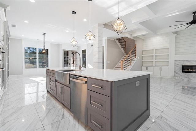 kitchen featuring stainless steel appliances, a sink, open floor plan, marble finish floor, and gray cabinets