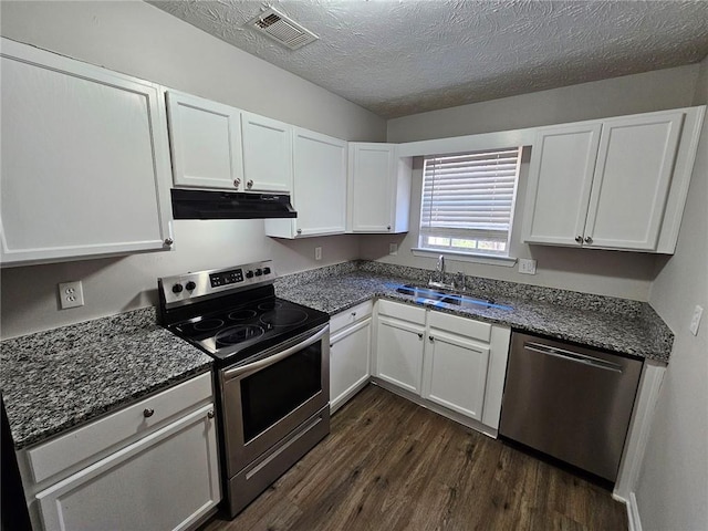 6500 Wellington Chase Ct, Lithonia, GA 30058 - kitchen featuring visible vents, dark wood-type flooring, under cabinet range hood, stainless steel appliances, and a sink