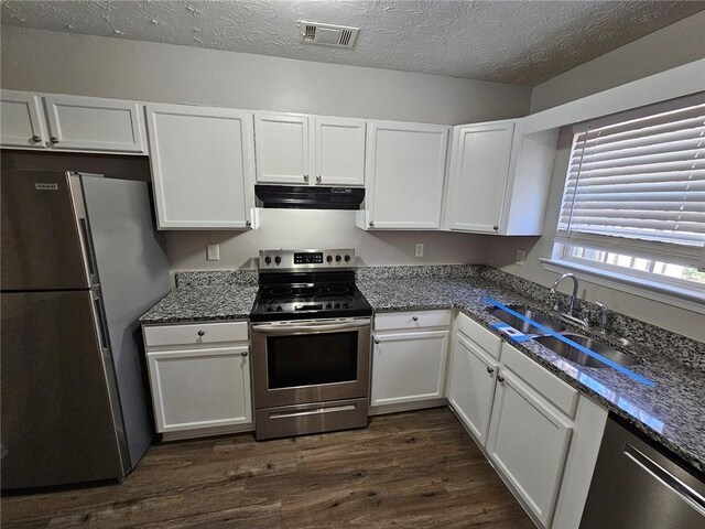 6500 Wellington Chase Ct, Lithonia, GA 30058 - kitchen featuring visible vents, under cabinet range hood, appliances with stainless steel finishes, white cabinets, and a sink