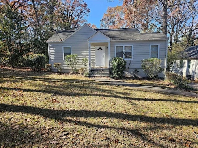 view of front of property featuring a front yard