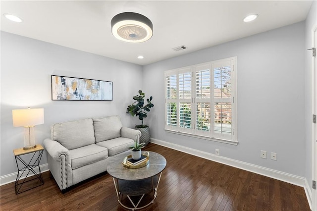 living room with recessed lighting, baseboards, visible vents, and hardwood / wood-style floors