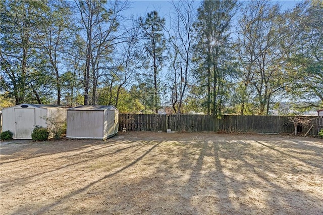 view of yard featuring a storage shed