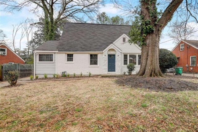 view of front of property featuring a front lawn