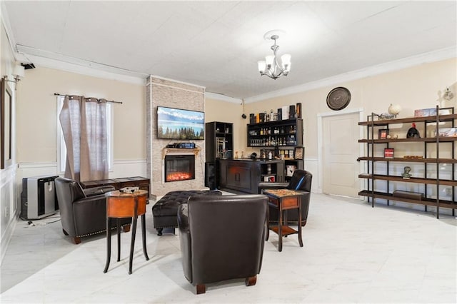 living room with crown molding, an inviting chandelier, wainscoting, and a bar