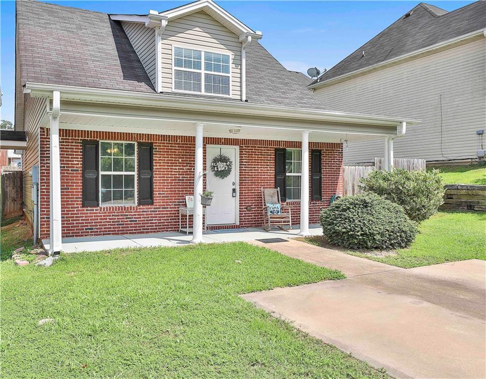 view of front of home with covered porch and a front yard