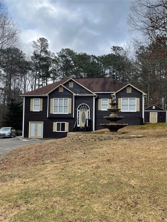 view of front of house featuring a front yard