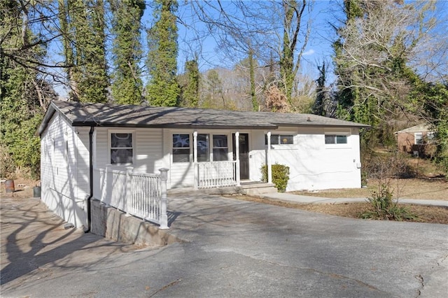 single story home with a porch