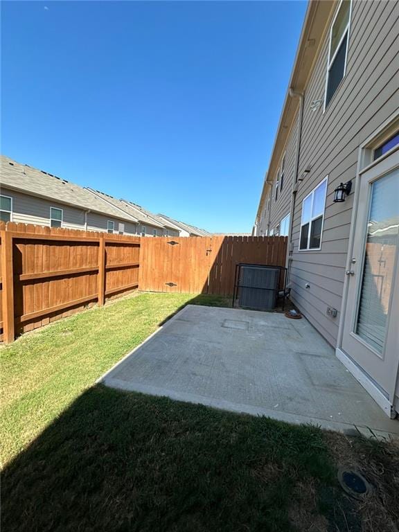 view of yard featuring a patio area