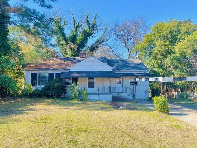 view of front of house with a front yard