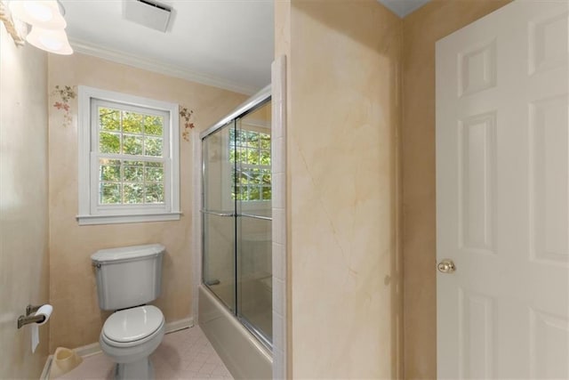 bathroom with crown molding, visible vents, toilet, enclosed tub / shower combo, and baseboards