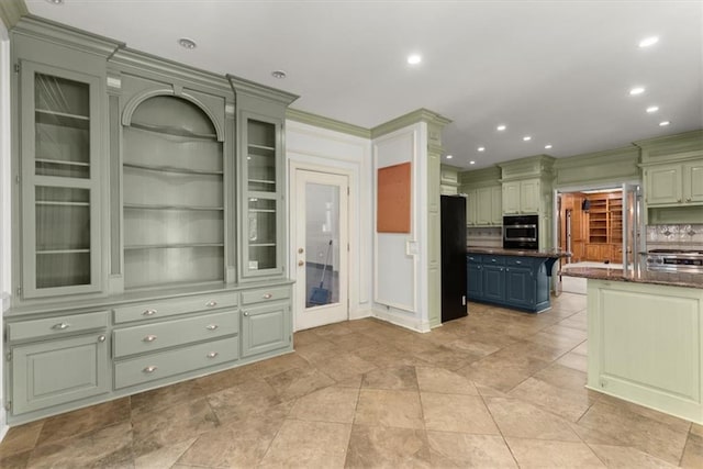 kitchen with freestanding refrigerator, oven, decorative backsplash, and recessed lighting