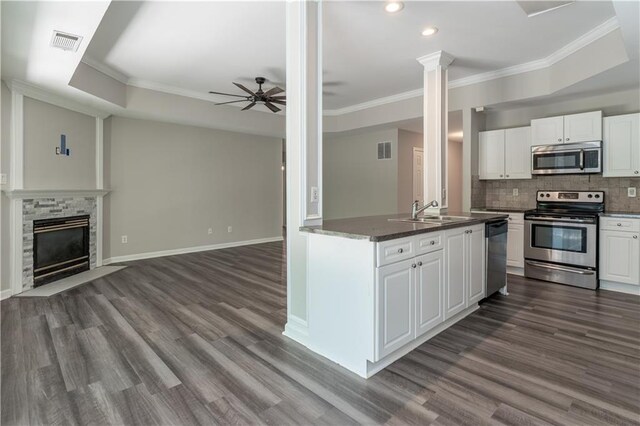 kitchen with visible vents, appliances with stainless steel finishes, open floor plan, and a sink