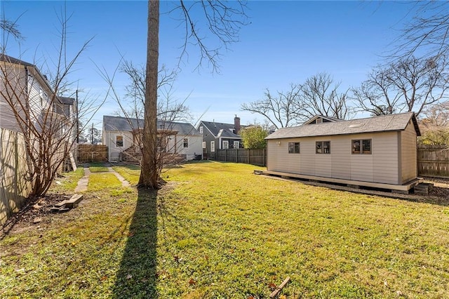 view of yard featuring an outdoor structure