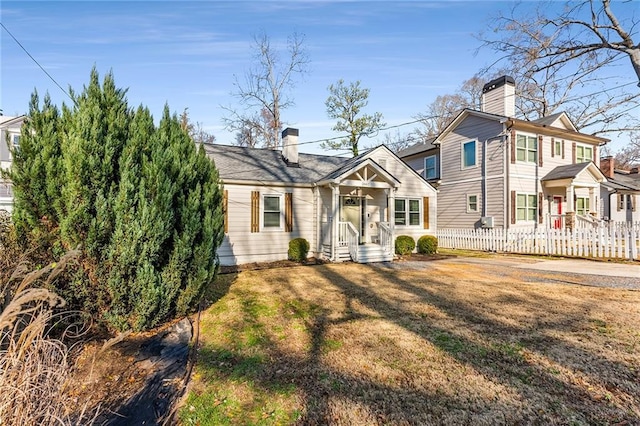 view of front of house featuring a front lawn