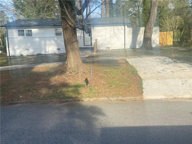 1905 Robinhill Ct, Tucker, GA 30084 - view of front of home featuring crawl space