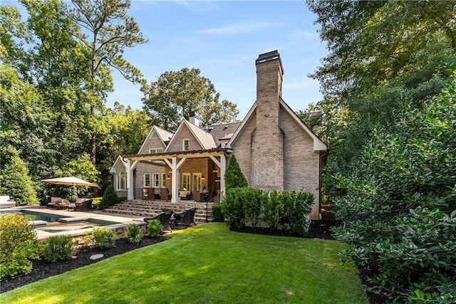 view of front of home featuring a patio and a front yard