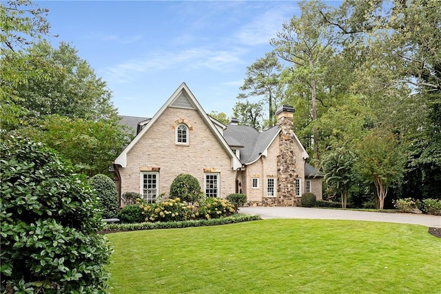 view of front of home featuring a front yard