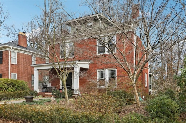 view of front facade featuring brick siding