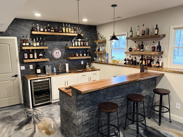 410 Spring Lake Hls, Canton, GA 30114 - bar with wet bar, a sink, beverage cooler, decorative light fixtures, and decorative backsplash