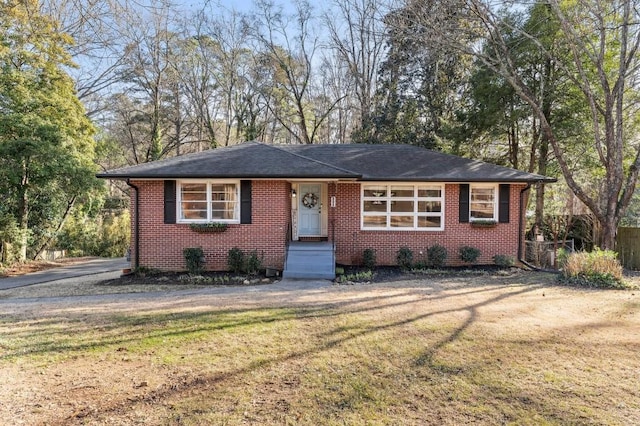 single story home featuring a front lawn