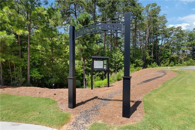 view of property's community featuring a lawn