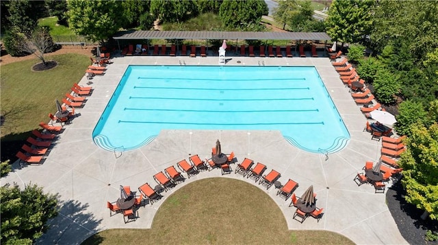 view of pool featuring a yard