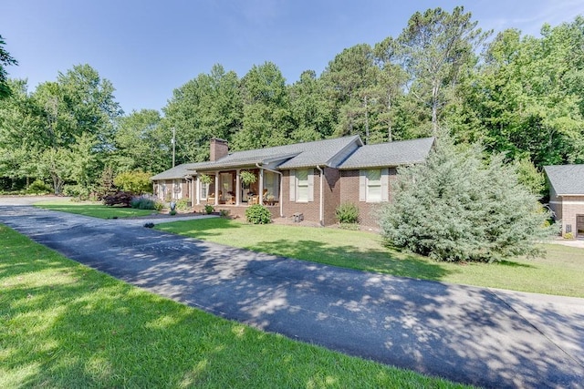 view of front facade featuring covered porch and a front lawn