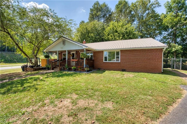 ranch-style home featuring a front lawn