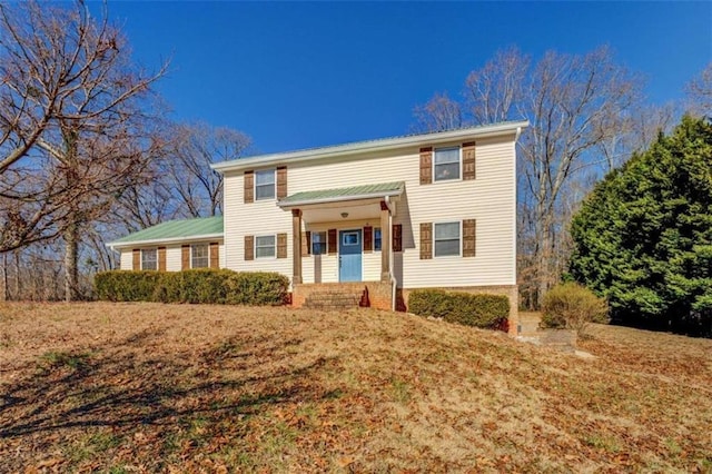 view of front of home featuring a front lawn