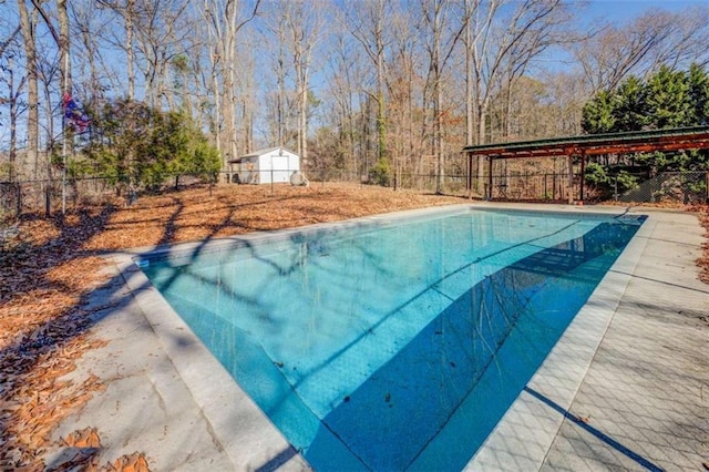 view of swimming pool