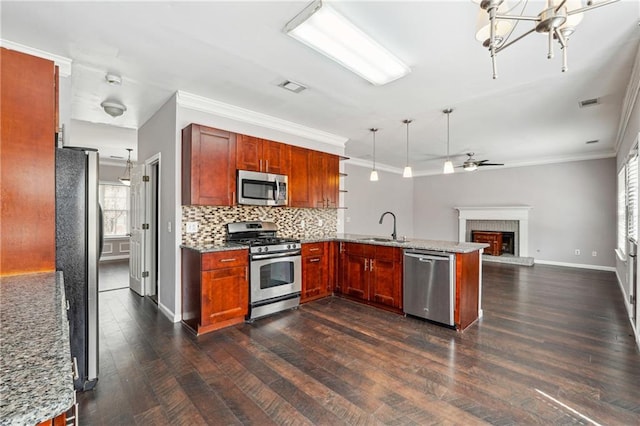 kitchen with visible vents, open floor plan, appliances with stainless steel finishes, a peninsula, and a sink