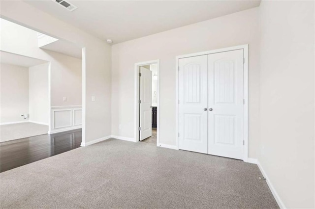 unfurnished bedroom with carpet flooring and a closet