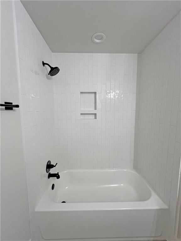 bathroom with shower / washtub combination