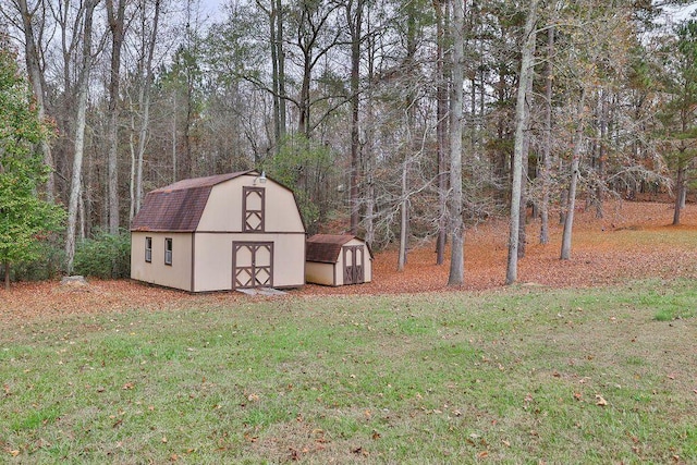 view of yard with a storage shed