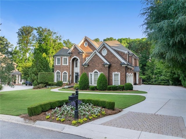 view of front of home featuring a front yard