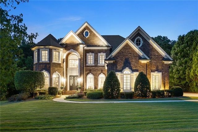 view of front of house featuring a yard