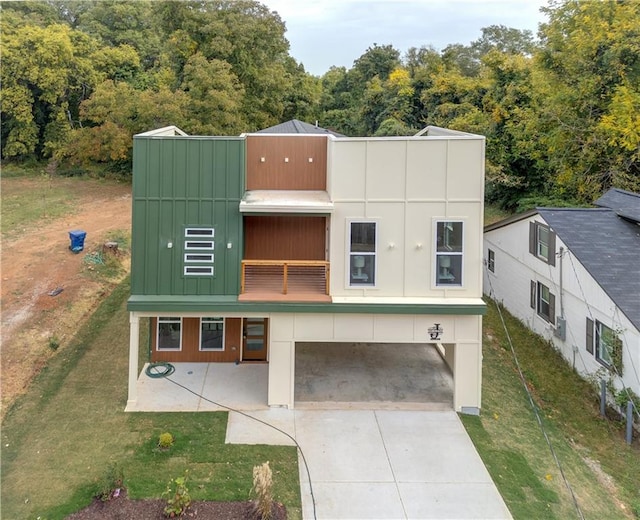 view of front facade featuring a front lawn