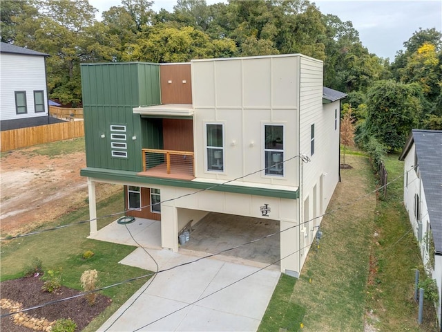 view of front facade featuring a front lawn