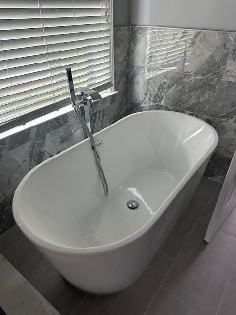 280 Ridge Bluff Ln, Suwanee, GA 30024 - full bath featuring tile walls and a freestanding bath