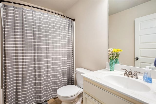 full bath featuring toilet, vanity, and a shower with curtain