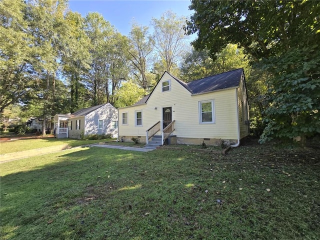 bungalow-style house featuring a front lawn