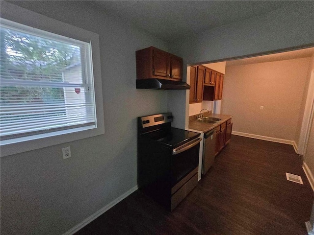 kitchen with baseboards, visible vents, a sink, stainless steel range with electric stovetop, and under cabinet range hood