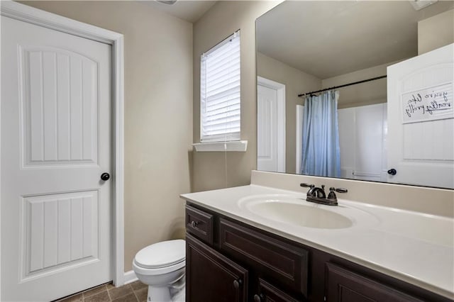 bathroom featuring a shower with curtain, vanity, and toilet