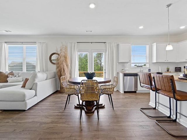 dining room featuring dark wood finished floors, visible vents, recessed lighting, and crown molding