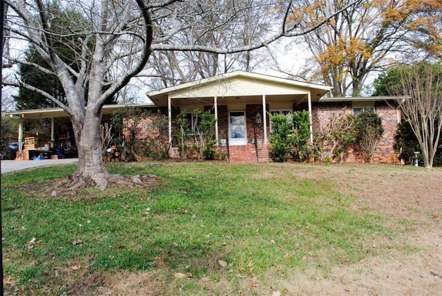 view of front of home with a front yard and a carport