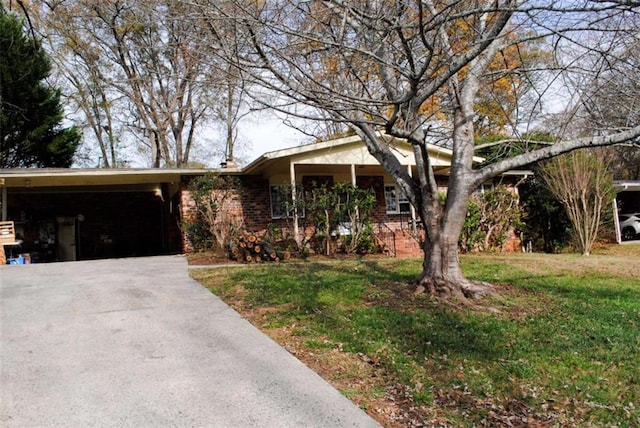 view of front of house featuring a front lawn and a carport