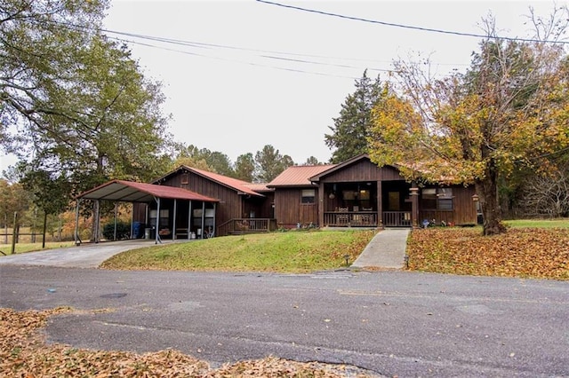 view of front of property with a front lawn